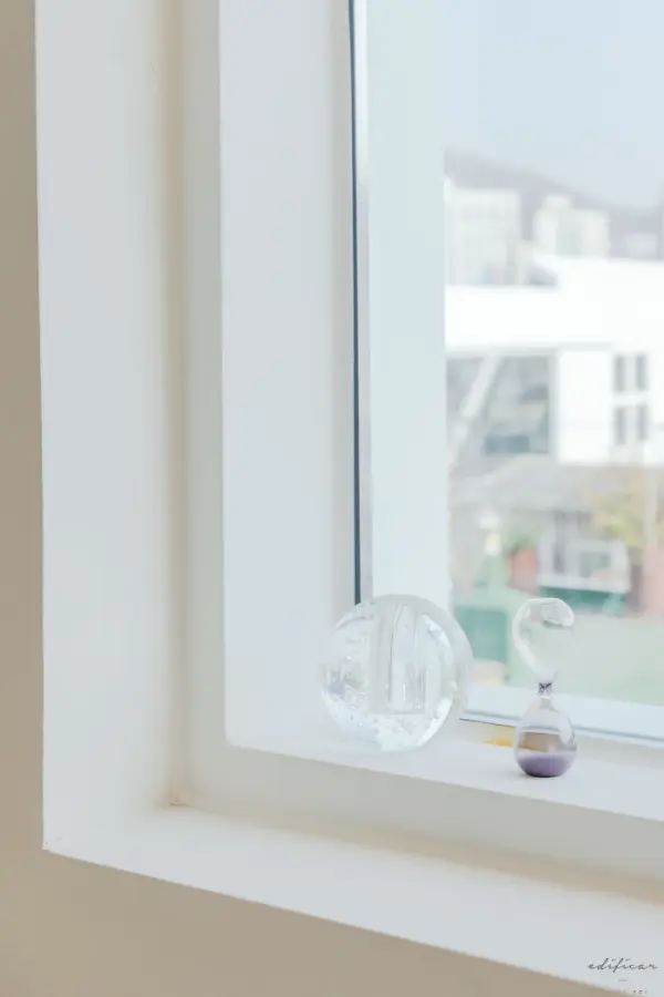 창가에 놓인 유리 오브제 디테일 컷